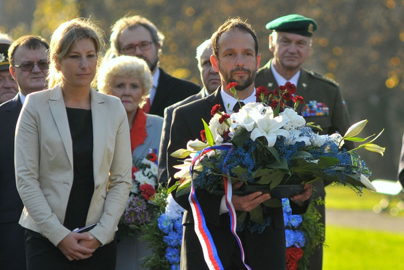 Tomáš Macura a Kateřina Šebestová s kyticí města.