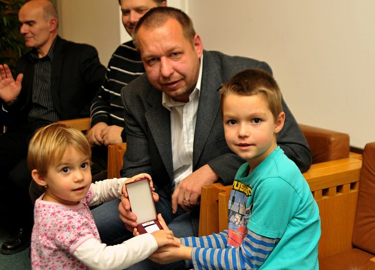 Aby děti viděly, že taťka je hrdina