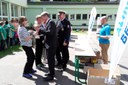 Radní pro dopravu Lukáš Semerák předává ceny vítěznému družstvu cyklistů. 
