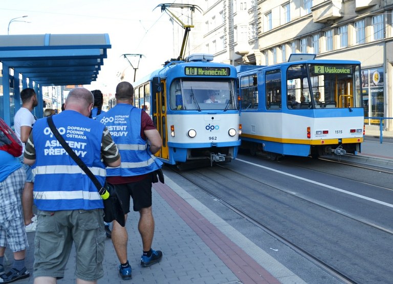 Asistenti přepravy nově doprovodí i noční spoje 