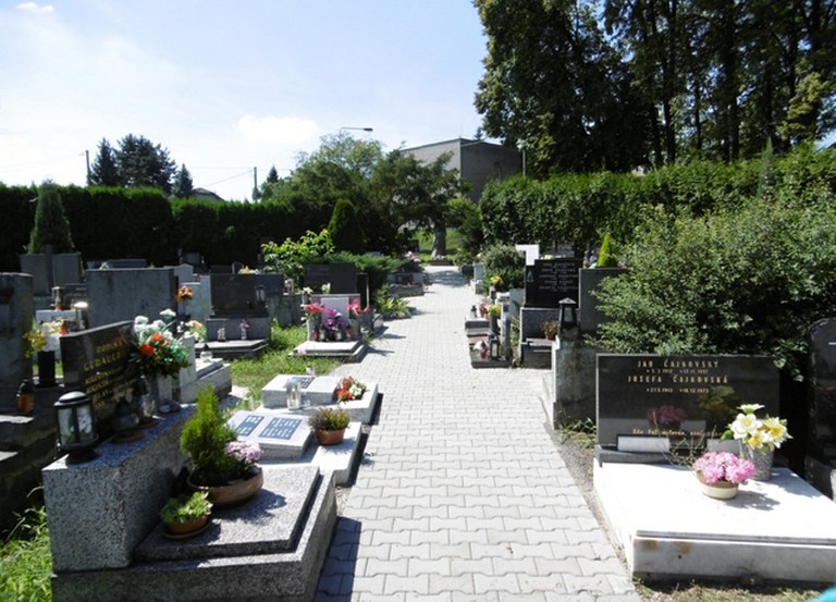 Během dušiček posílí doprava a strážníci budou hlídkovat u hřbitovů 