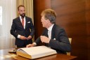 Britský velvyslanec při zápisu do pamětní knihy města Ostravy. 
