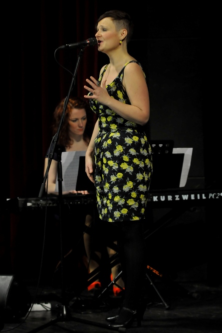 I šansoniérka Sylvie Bee učí - angličtinu