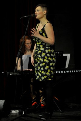 I šansoniérka Sylvie Bee učí - angličtinu
