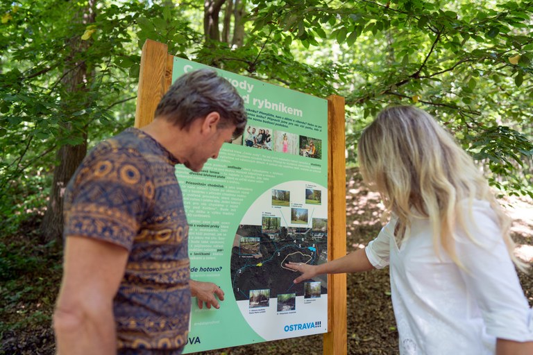 Cedule kolem Výškovického parku informují o přírodních úpravách okolí a novém parku 