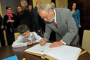 L. Vasilov, syn D. Šavrdové, u pamětní knihy