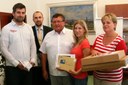 Ivo Hařovský s výherci cen za účast v dotazníkovém šetření.