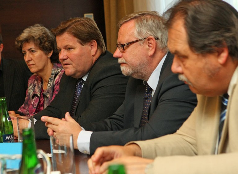Členové komise Senátu pro sdělovací prostředky na radnici