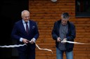 Pásku při slavnostním otevření nového domu za město přestřihl náměstek primátora Zbyněk Pražák