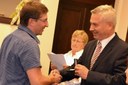 P. Kajnar předává ocenění Petru Fuskovi z Výškovic.