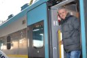 Kapitán týmu Jaroslav Navrátil vystupuje z vlaku na nádraží ve Svinově. 