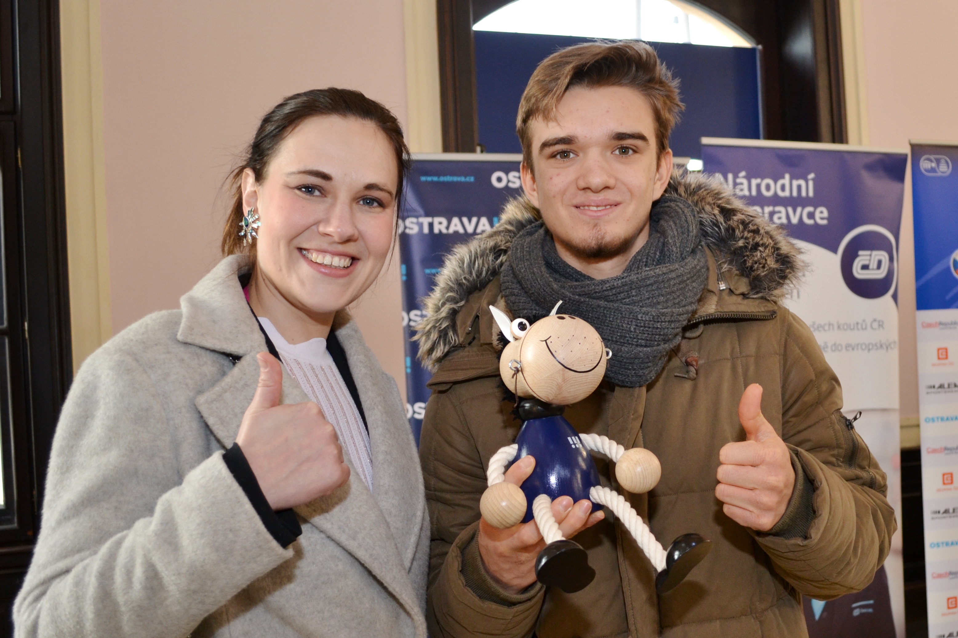 Náměstkyně primátora Andrea Hoffmannová věnovala benjamínkovi týmu Tomáši Mazáčovi ostravského koníka pro štěstí. 