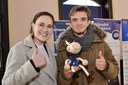 Náměstkyně primátora Andrea Hoffmannová věnovala benjamínkovi týmu Tomáši Mazáčovi ostravského koníka pro štěstí. 