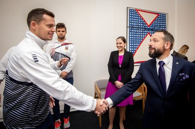 Primátor Tomáš Macura se zdraví s Adamem Pavláskem. 
