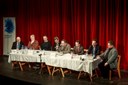 Zástupci světa politiky, vědy a kultury při besedě.