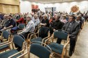Debatu sledoval téměř zaplněný sál. 