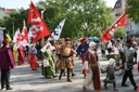 Historický rej zahájil krojovaný průvod z hradu na náměstí. 