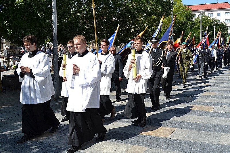 Liturgický průvod se po mši vydal k ostravskému biskupství. 