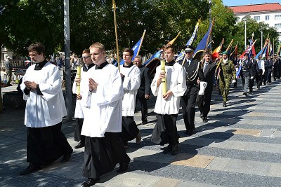 Liturgický průvod se po mši vydal k ostravskému biskupství. 