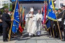 Pomocný biskup Martin David po mši požehnal praporům.