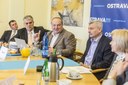 Za město se účastnili primátor P. Kajnar a náměstek D. Madej. Diskuzi vedl J. Bílek (uprostřed)