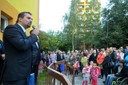 Náměstek primátora Martin Štěpánek vítá děti v nové školním roce.
