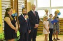 Primátor Tomáš Macura pozdravil prvnáčky a popřál, ať se jim ve škole líbí. 