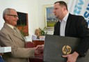 Hlavní cenu si od náměstka Tomáše Suchardy přebírá Jiří Kubza (vlevo).