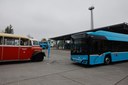 Nejmodernější elektrobus s historickým vozem.