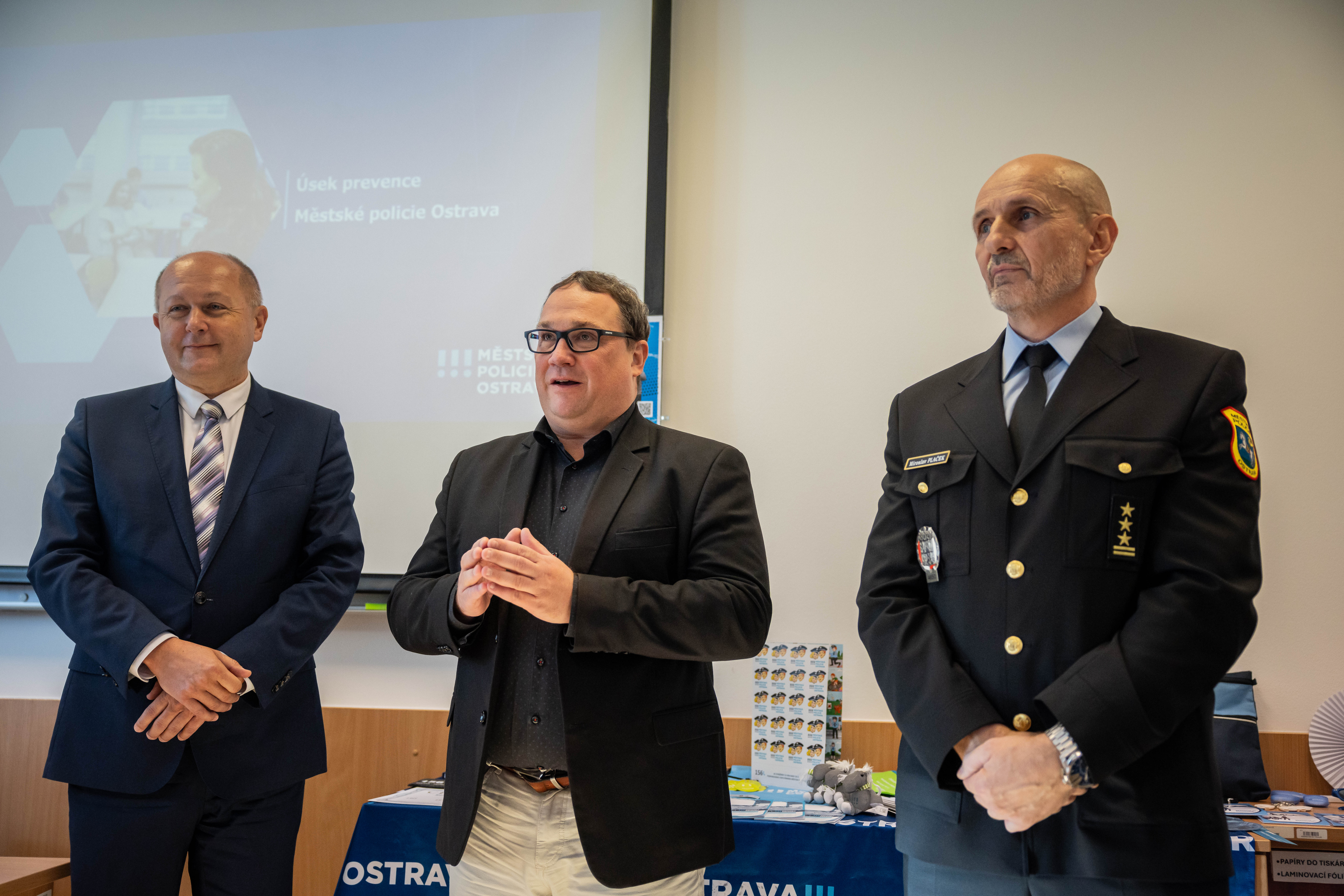 Dohledové kamerové pracoviště navštívili (zleva) starosta městského obvodu Jih Martin Bednář, ostravský primátor Jan Dohnal a ředitel Městské policie Ostrava Miroslav Plaček