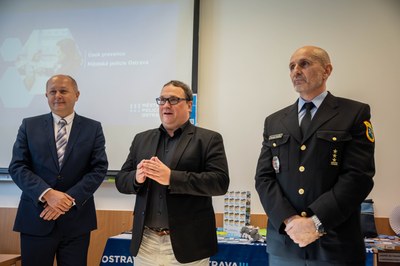 Dohledové kamerové pracoviště navštívili (zleva) starosta městského obvodu Jih Martin Bednář, ostravský primátor Jan Dohnal a ředitel Městské policie Ostrava Miroslav Plaček