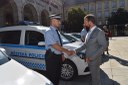 Primátor Tomáš Macura předává elektroautomobil strážníkovi Městské policie Ostrava.