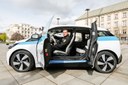 Elektromobily mají moderní design i netradiční otvírání dveří.  