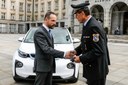 Primátor Tomáš Macura předává klíče od aut řediteli Městské policie Ostrava. 