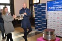 Barbora Krejčíková a Petr Pála přinášejí pohár za vítězství v loňském ročníku Fed Cupu. 