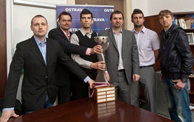 Florbaloví mistři z Vítkovic přišli na radnici s pohárem