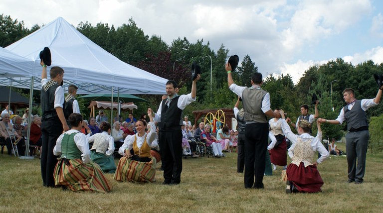 Folklor z Chodska a Itálie roztančil Domov Slunečnice