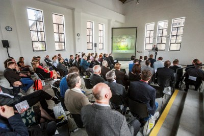 Program v přednáškovém sále Compress Hall.