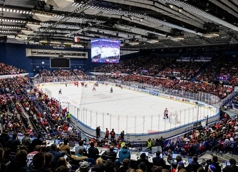 Hokejoví fanoušci si v Ostravě užívají skvělou atmosféru