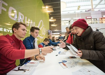 Hvězdy krasobruslení rozdávaly podpisy