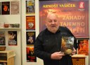 Arnošt Vašíček se svou novou knihou České tajemno. 