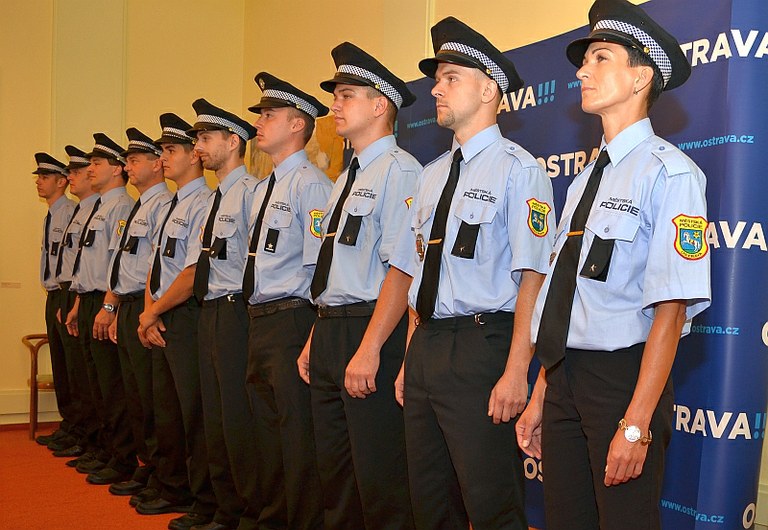 K městským strážníkům se připojili noví kolegové