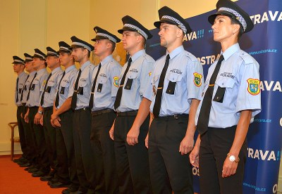 K městským strážníkům se připojili noví kolegové