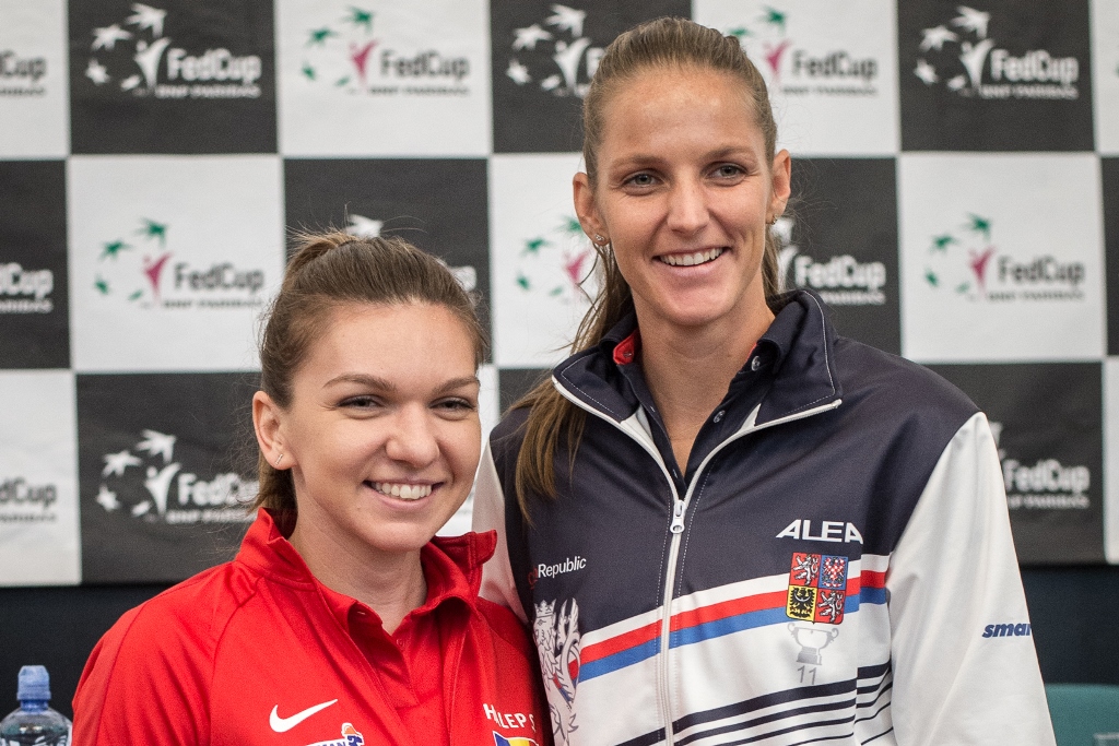 Dvě bývalé světové jedničky Simona Halepová a Karolína Plíšková sehrají úvodní nedělní zápas. 