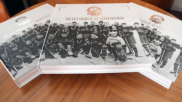Kniha „90 let hokeje ve Vítkovicích“ nabízí poprvé celý příběh klubu