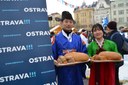 Korejští hosté nabízeli český olympijský chléb Karel.