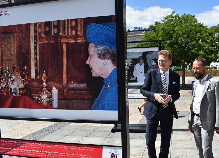 Královna Alžběta, Diana, Mick Jagger, čeští letci… Jejich snímky uvidíte na náměstí
