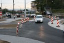 Celá jedna polovina kruhového objezdu je už hotová.