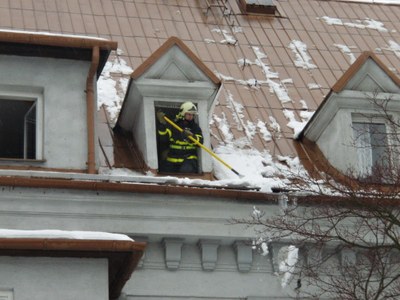 Led a sníh ze střech pomohou odstranit firmy i soukromé osoby 
