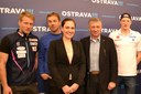Náměstkyně Andrea Hoffmannová a hejtman Ivo Vondrák s lyžaři Janem Šraitem (zclea vlevo), Paalem Troeanme Aunem (vpravo) a letcem Martinem Šonkou.  